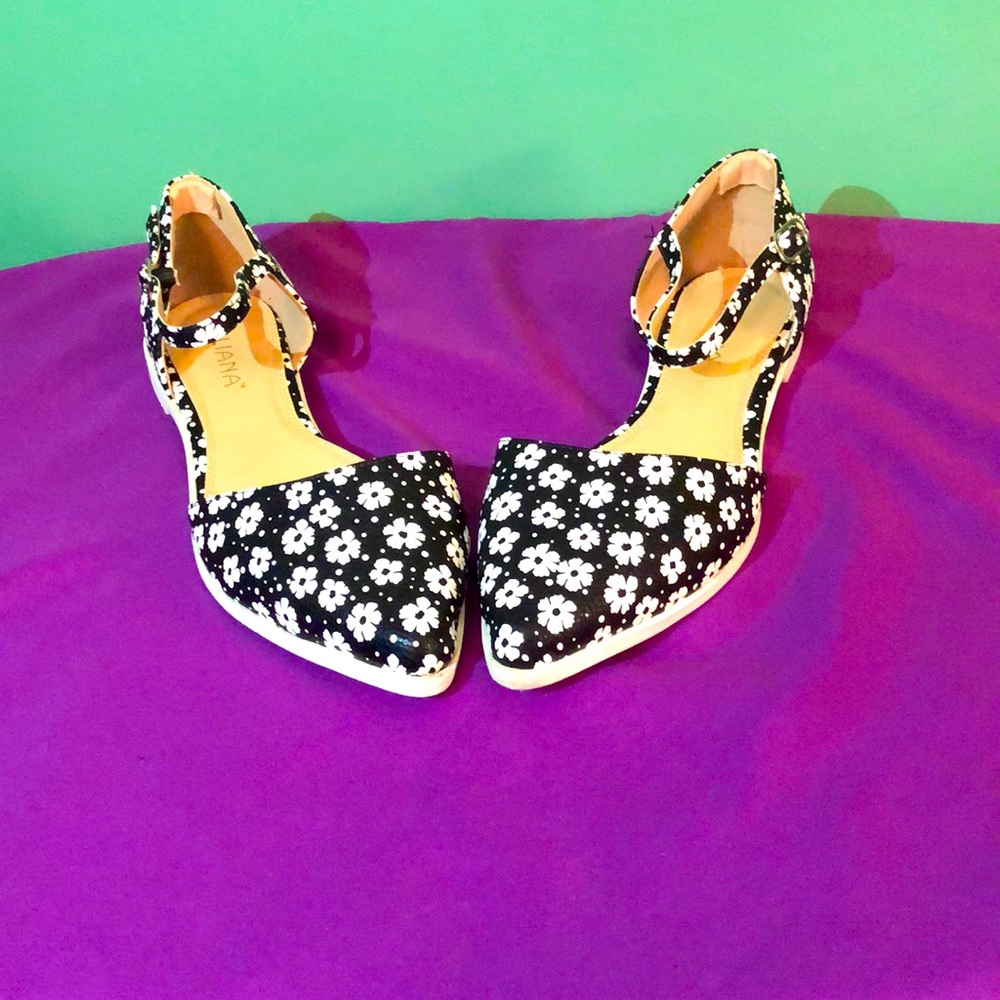 Black and White Flower Flats
